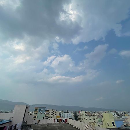 Pearl Stays, Tirupati - Very Convenient For The People Coming From Bangalore And Chennai - You Can Skip City Traffic While Reaching Any Temple In Tirupati - Covered Parking - 24Hrs Front Desk And Hot Water - Free Wifi - Flexible Checkin-In Check-Out Eksteriør billede
