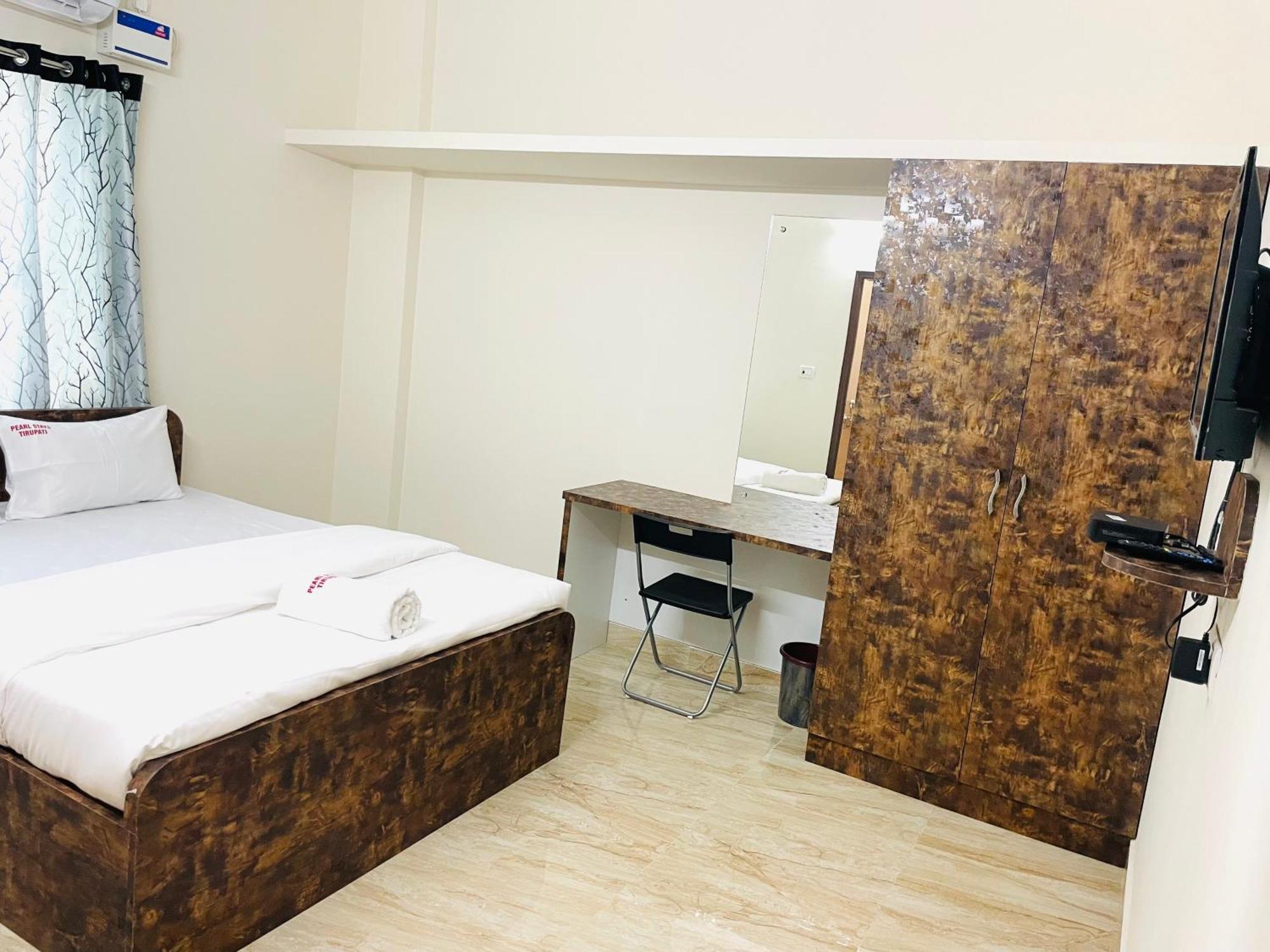 Pearl Stays, Tirupati - Very Convenient For The People Coming From Bangalore And Chennai - You Can Skip City Traffic While Reaching Any Temple In Tirupati - Covered Parking - 24Hrs Front Desk And Hot Water - Free Wifi - Flexible Checkin-In Check-Out Eksteriør billede